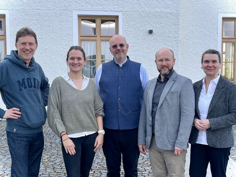 Das Team der Seelsorge lächelt in die Kamera.